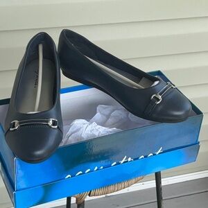 Easy Street Asher Women’s Navy Ornament Ballet Flats 7M. NEW